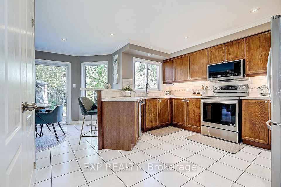 499 Silken Laumann Drive, Newmarket, ON L3X 2H9 14