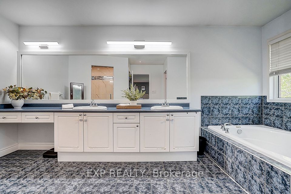 499 Silken Laumann Drive, Newmarket, ON L3X 2H9 20