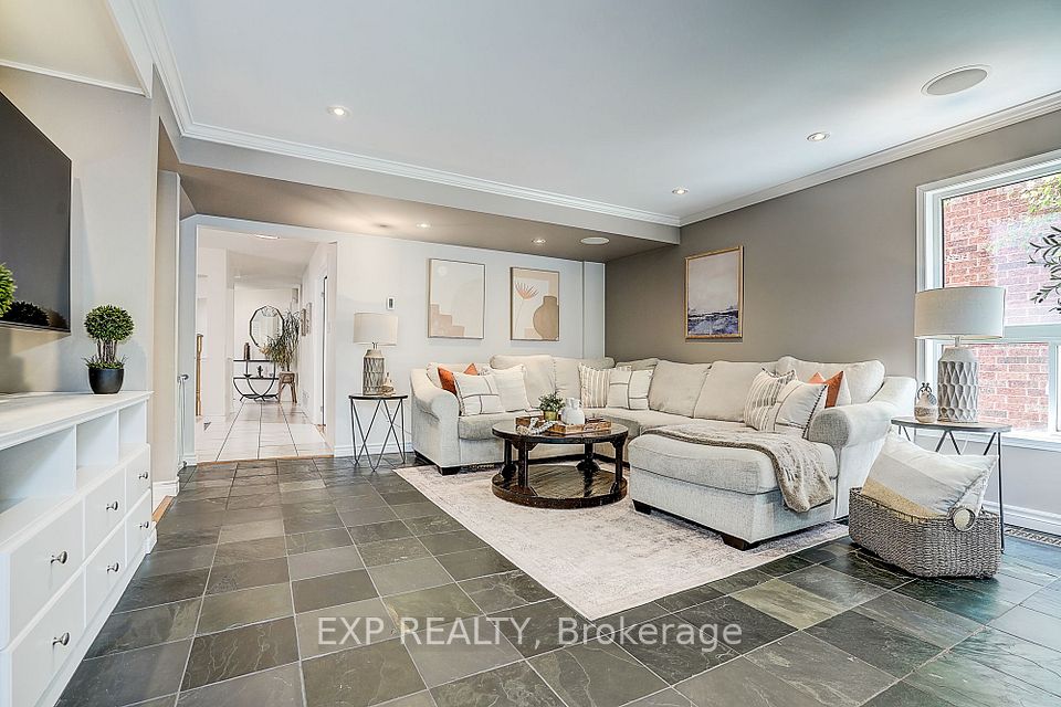 499 Silken Laumann Drive, Newmarket, ON L3X 2H9 9