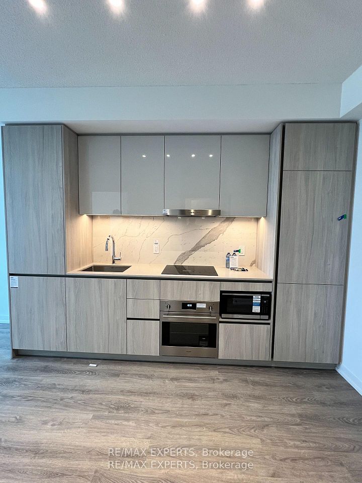 8 Interchange Way 2803, Vaughan, ON L4K 5Z7 5