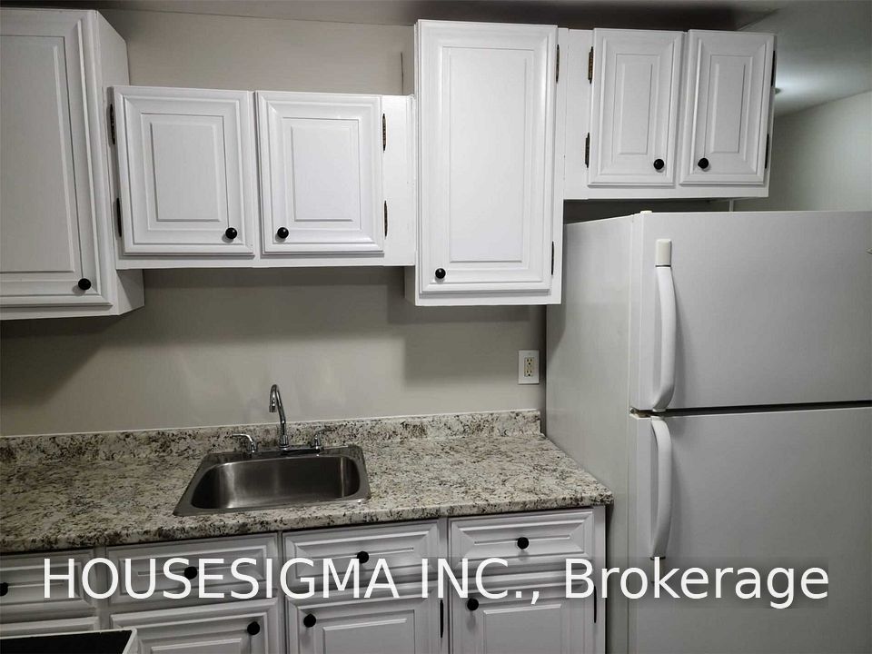 329 Bathurst Glen Drive B1, Vaughan, ON L4J 9A3 4