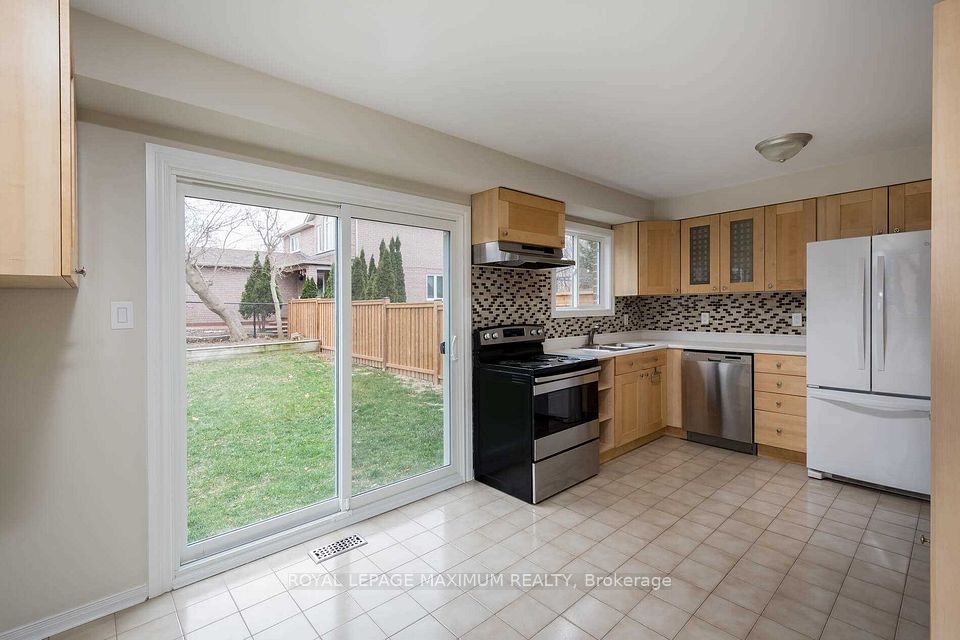 97 Coles Avenue, Vaughan, ON L4L 1L8 14