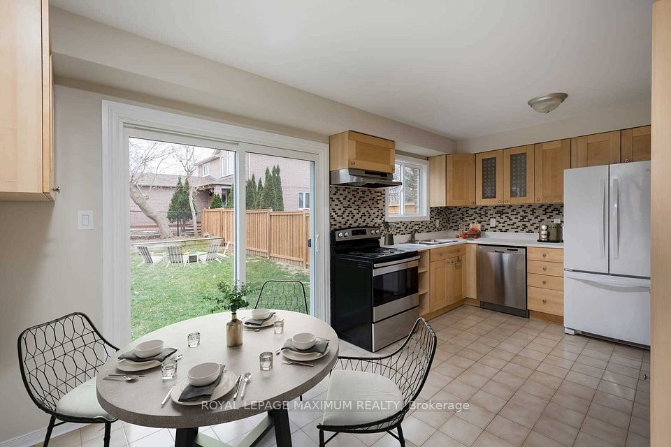 97 Coles Avenue, Vaughan, ON L4L 1L8 12