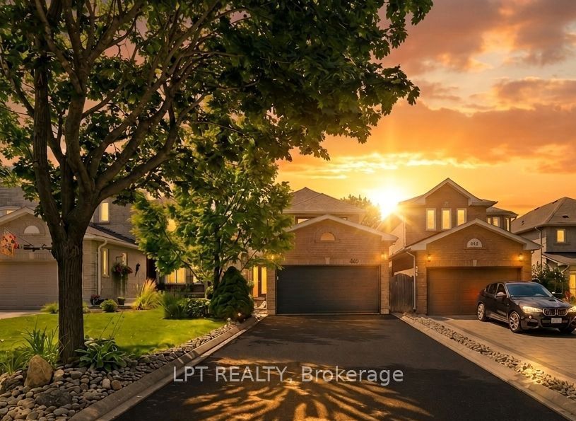 416 Flanagan Court, Newmarket, ON L3X 2E9 2