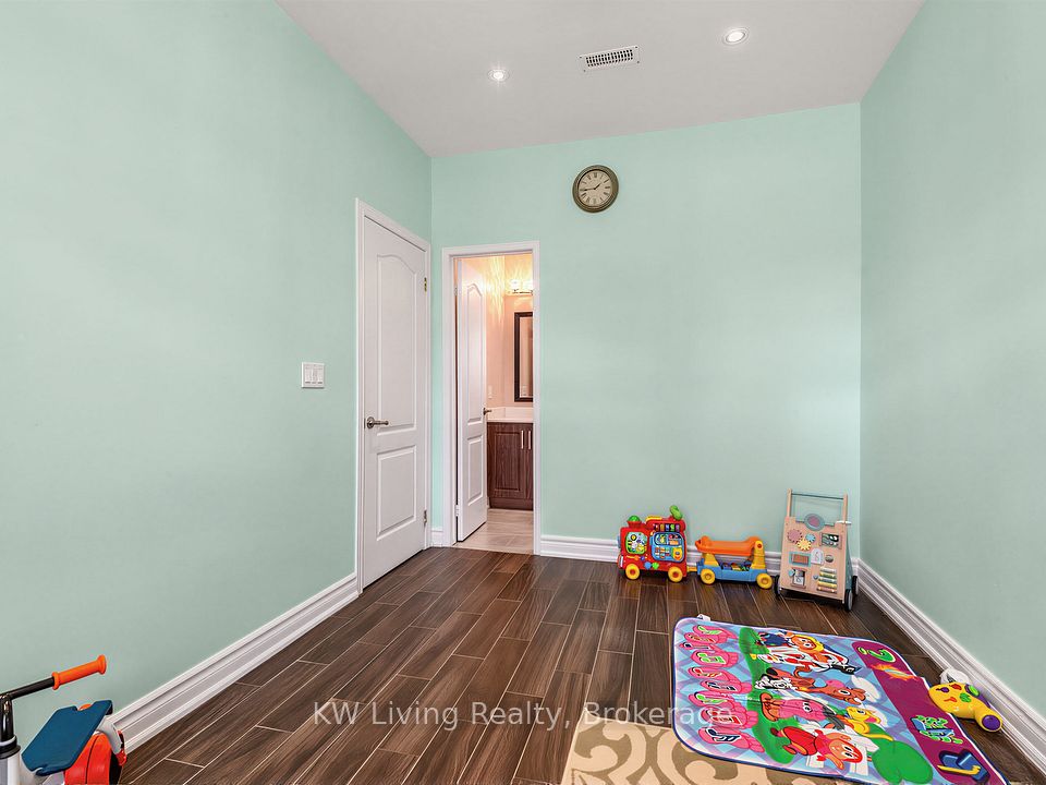 21 Cliveden Place, Markham, ON L6C 2S4 23