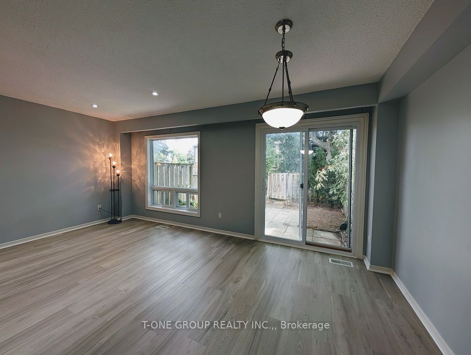 8 Camelot Way, Markham, ON L3P 3W1 5