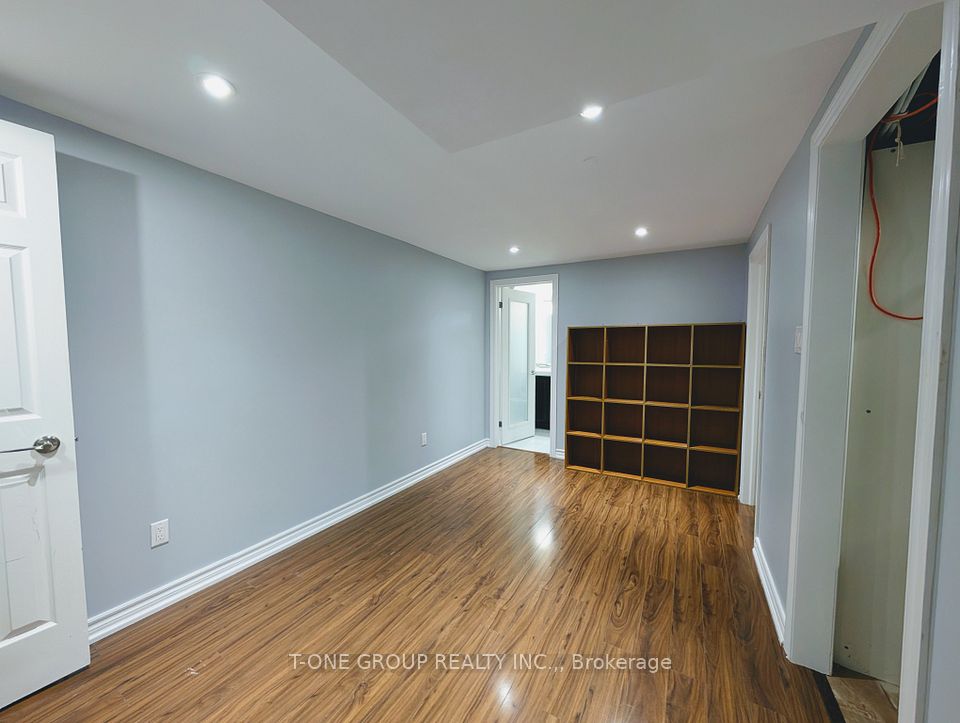 8 Camelot Way, Markham, ON L3P 3W1 16