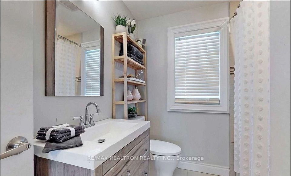 32 Kirk Drive, Markham, ON L3T 3L1 17