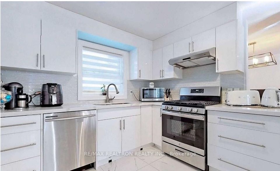 32 Kirk Drive, Markham, ON L3T 3L1 12