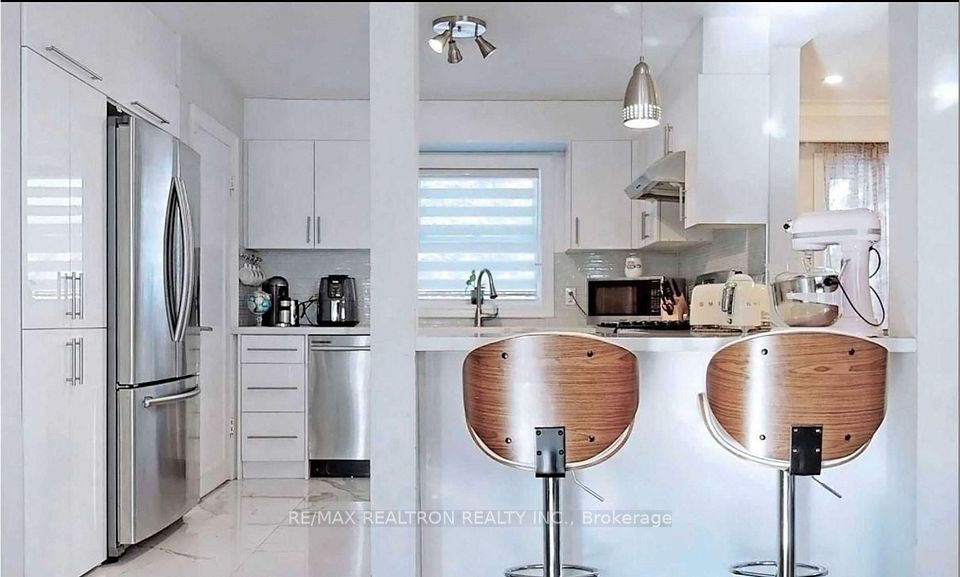 32 Kirk Drive, Markham, ON L3T 3L1 7