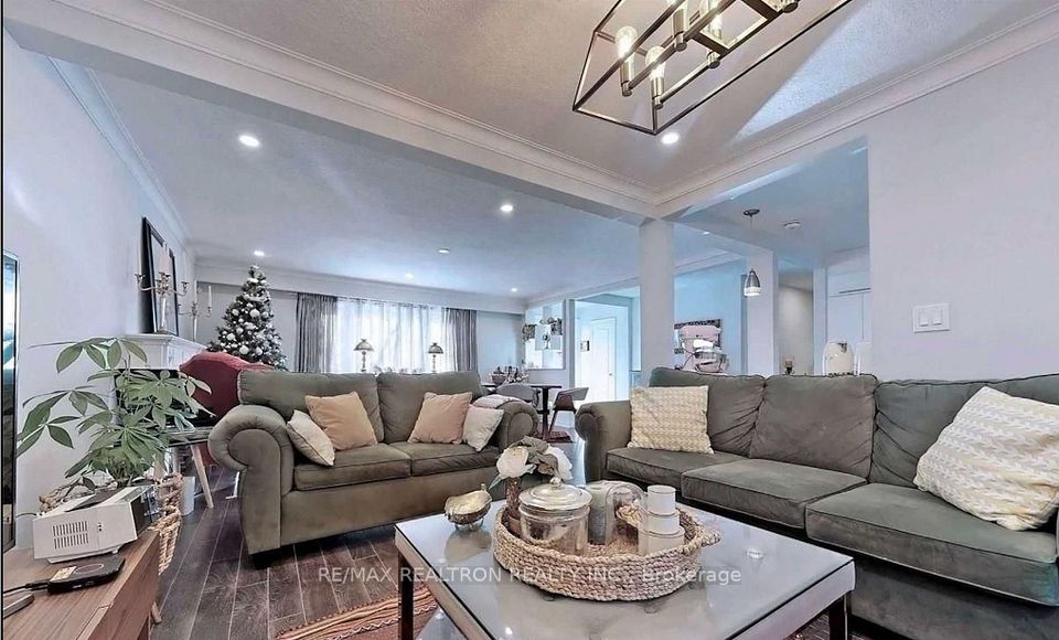 32 Kirk Drive, Markham, ON L3T 3L1 4