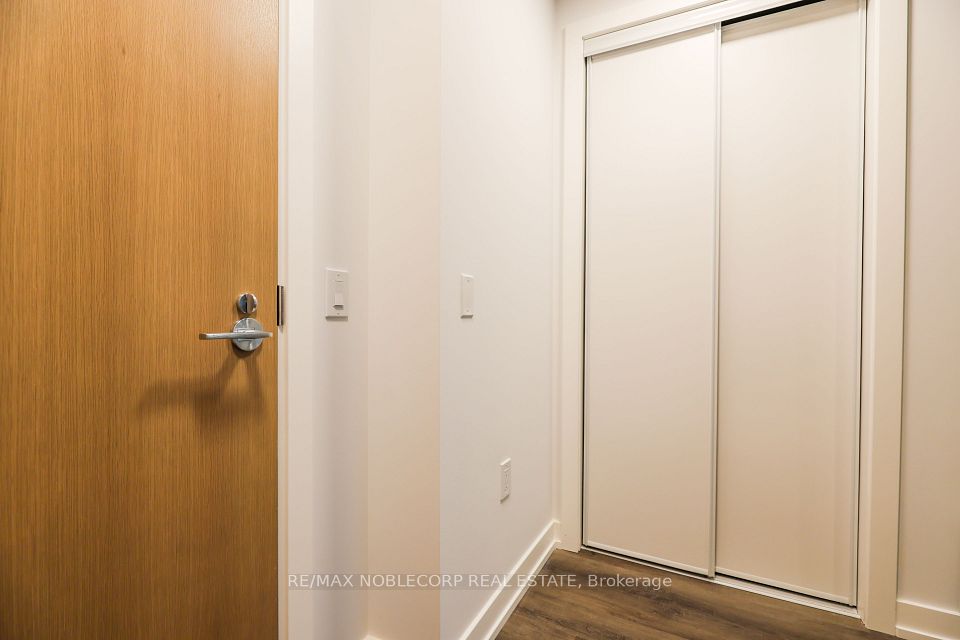 5 Meadowdale Road 1707A, Vaughan, ON L4K 0C7 2