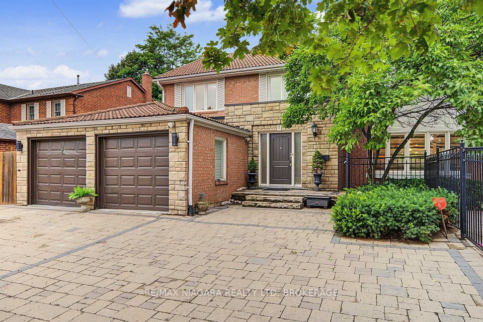 2 Aitken Circle, Markham, ON L3R 7K6 3
