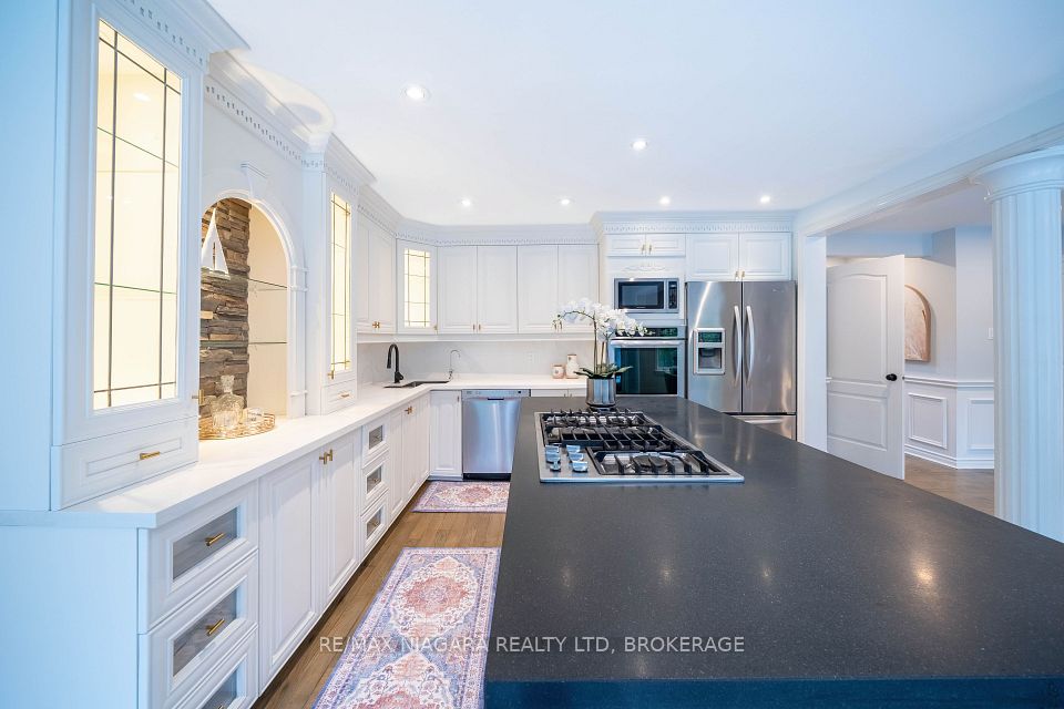 2 Aitken Circle, Markham, ON L3R 7K6 14