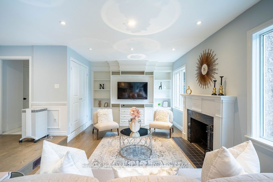2 Aitken Circle, Markham, ON L3R 7K6 18