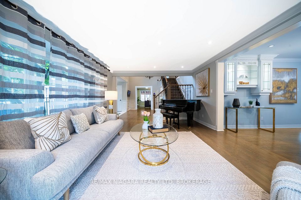2 Aitken Circle, Markham, ON L3R 7K6 11