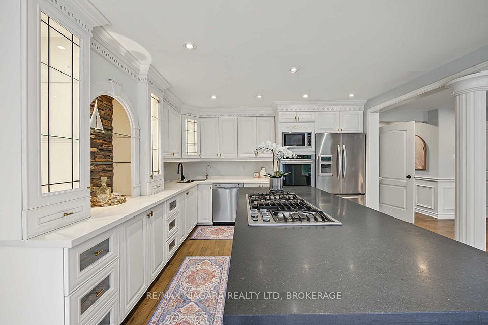 2 Aitken Circle, Markham, ON L3R 7K6 14