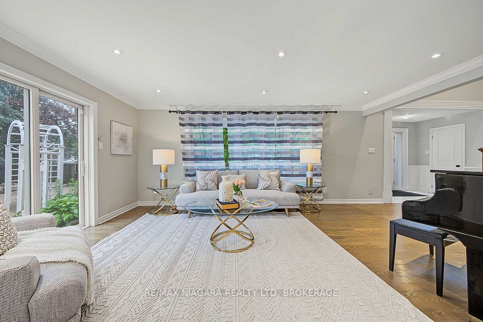 2 Aitken Circle, Markham, ON L3R 7K6 10
