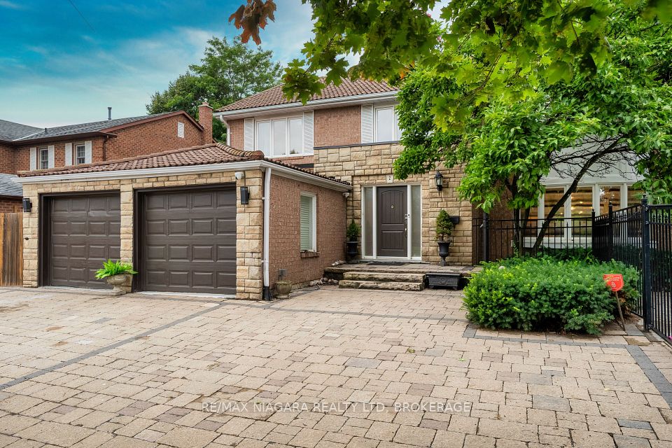 2 Aitken Circle, Markham, ON L3R 7K6 3