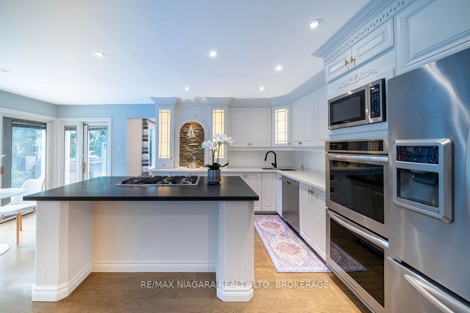 2 Aitken Circle, Markham, ON L3R 7K6 17