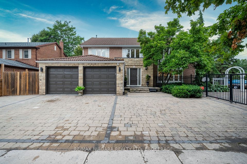 Detached at 2 Aitken Circle, Markham, ON L3R 7K6