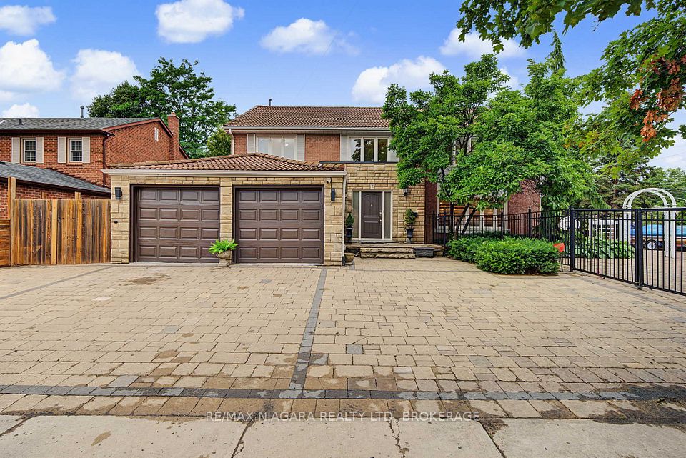 Detached at 2 Aitken Circle, Markham, ON L3R 7K6
