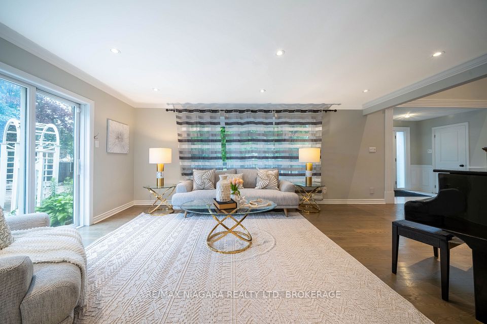 2 Aitken Circle, Markham, ON L3R 7K6 10