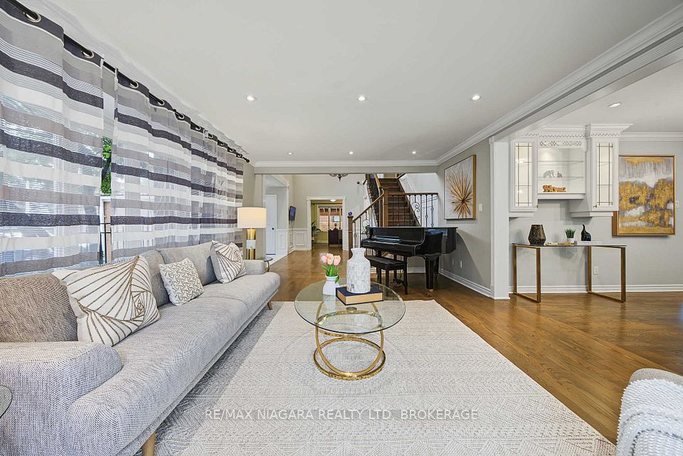 2 Aitken Circle, Markham, ON L3R 7K6 11