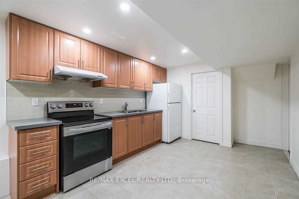 125 Mary Pearson Drive Bsmt, Markham, ON L3S 3E9 2