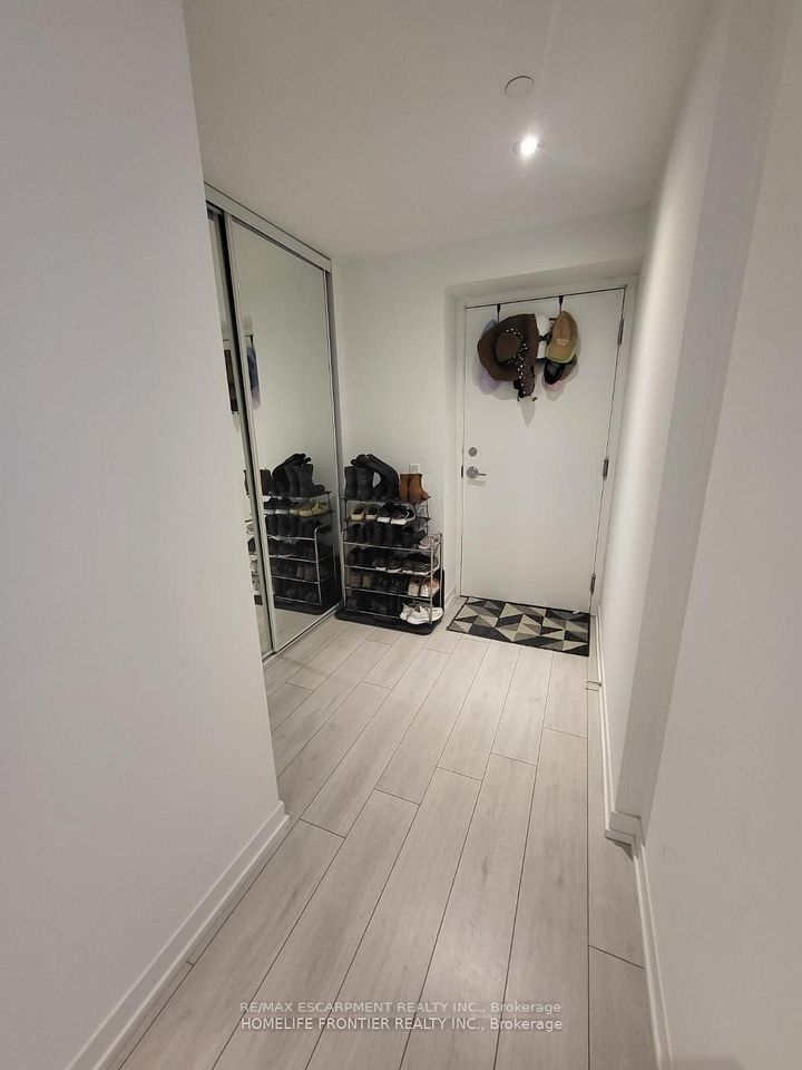 950 Portage Parkway 5807, Vaughan, ON L4K 0J7 2