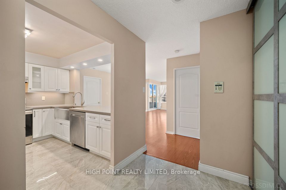 11 Townsgate Drive 915, Vaughan, ON L4J 8G4 4
