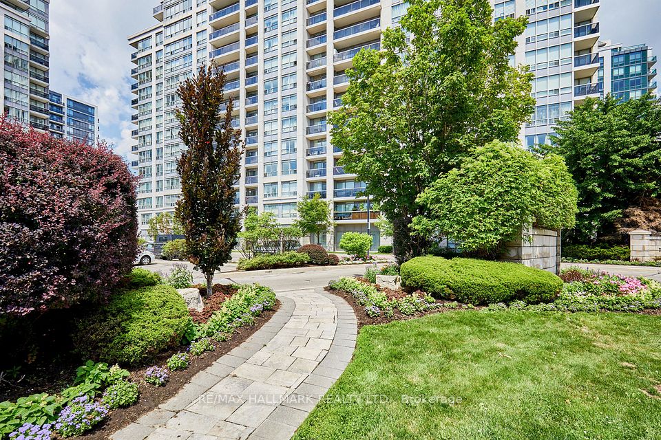 60 Disera Drive 307, Vaughan, ON L4J 9G1 2