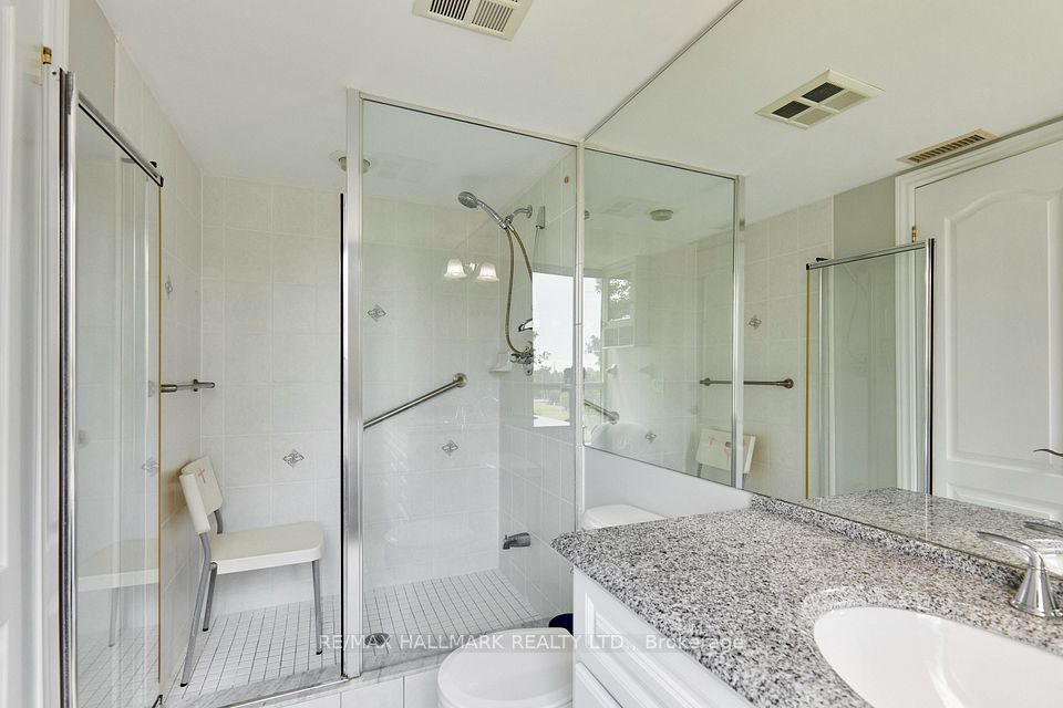 60 Disera Drive 307, Vaughan, ON L4J 9G1 22