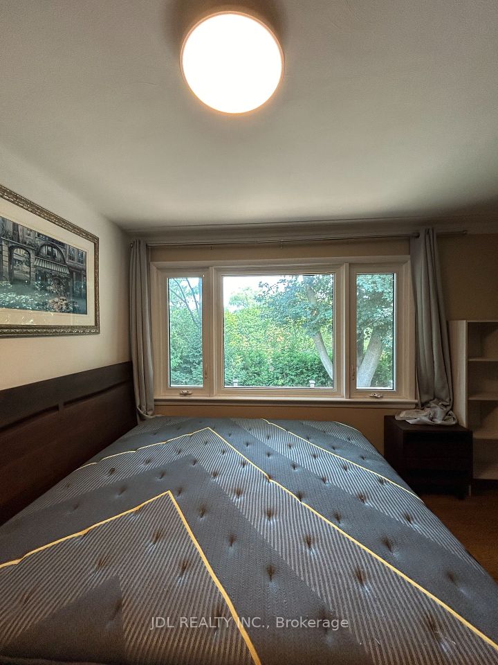 110 Robinson St Street Large Bedroom main floor, Markham, ON L3P 1P1 8
