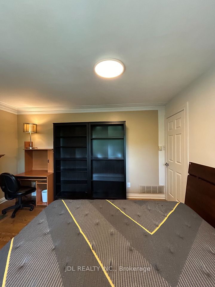 110 Robinson St Street Large Bedroom main floor, Markham, ON L3P 1P1 12