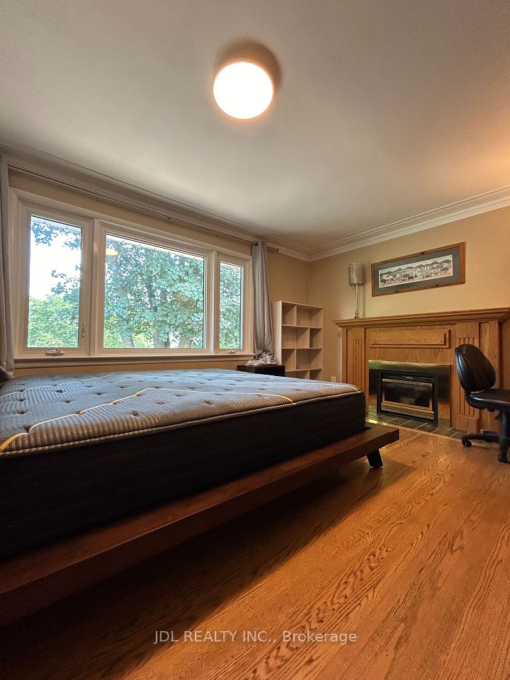 110 Robinson St Street Large Bedroom main floor, Markham, ON L3P 1P1 9