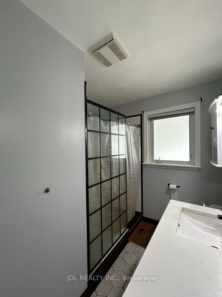 110 Robinson St Street Large Bedroom main floor, Markham, ON L3P 1P1 6