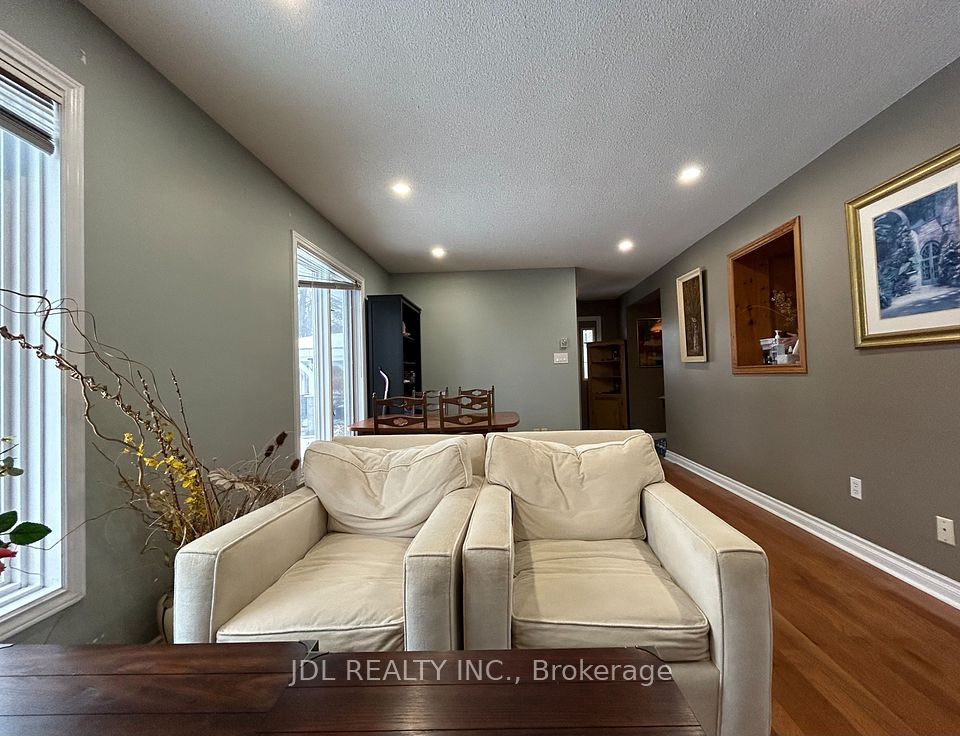 110 Robinson St Street Large Bedroom main floor, Markham, ON L3P 1P1 4