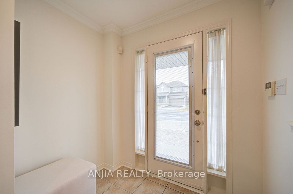 1 Aylesbury Gate, Markham, ON L6C 2R6 5