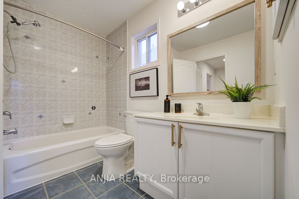 1 Aylesbury Gate, Markham, ON L6C 2R6 24