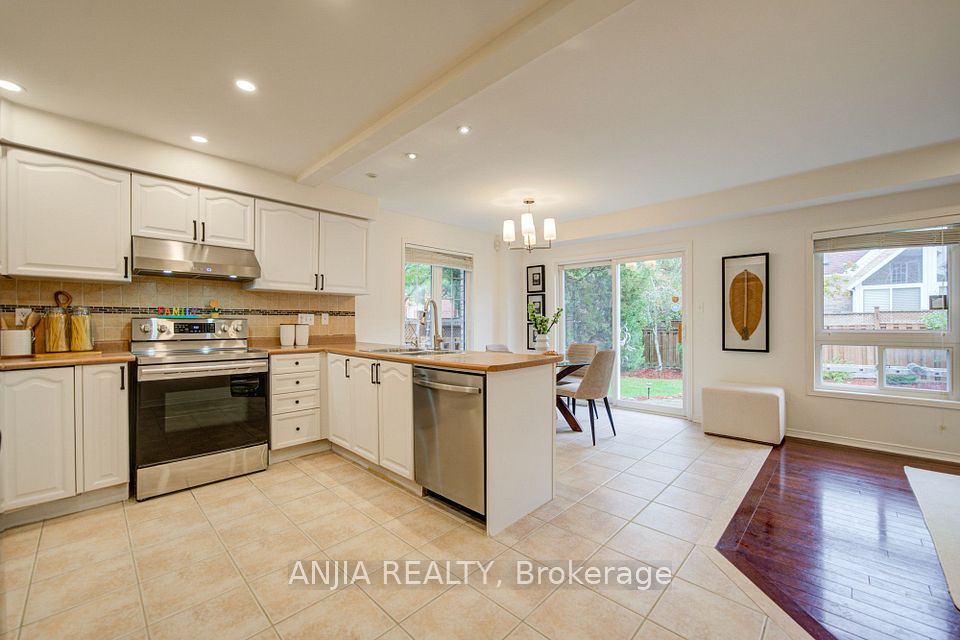 1 Aylesbury Gate, Markham, ON L6C 2R6 12