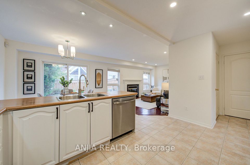 1 Aylesbury Gate, Markham, ON L6C 2R6 15