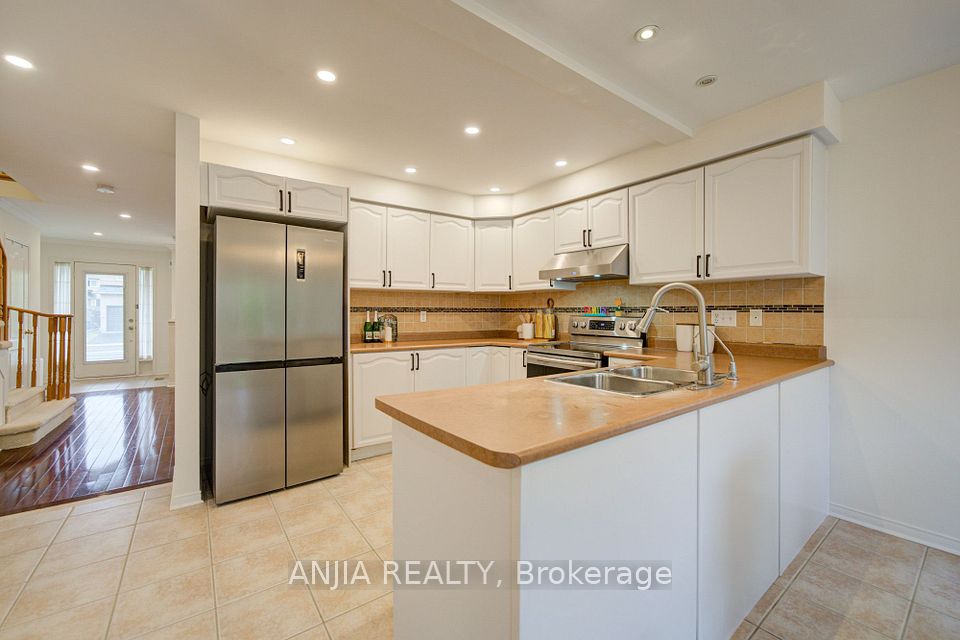 1 Aylesbury Gate, Markham, ON L6C 2R6 14