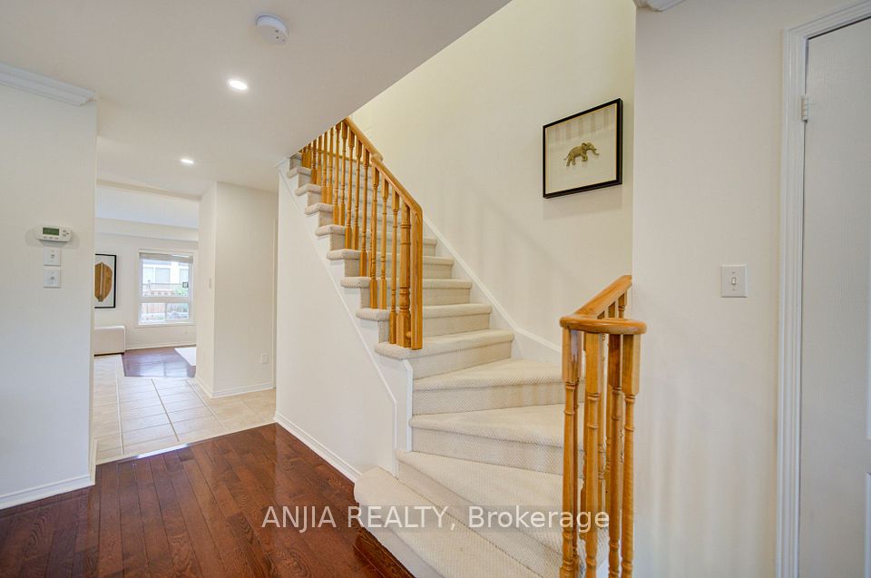 1 Aylesbury Gate, Markham, ON L6C 2R6 6
