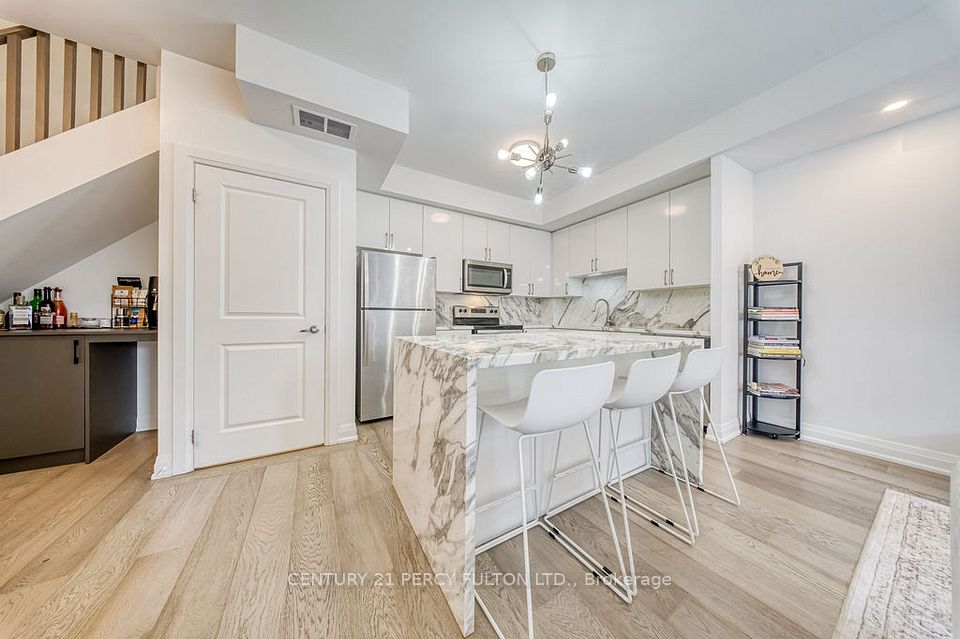 5289 Highway 7 D-803, Vaughan, ON L4L 0J1 6