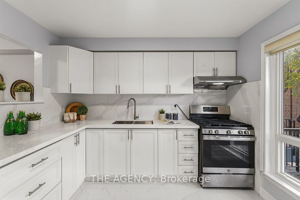1 Wootten Way S 32, Markham, ON L3P 3H7 4