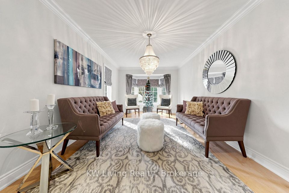 9 Hearthstone Crescent, Richmond Hill, ON L4B 3E3 2