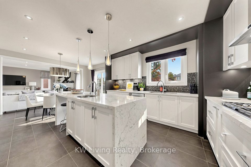 9 Hearthstone Crescent, Richmond Hill, ON L4B 3E3 13