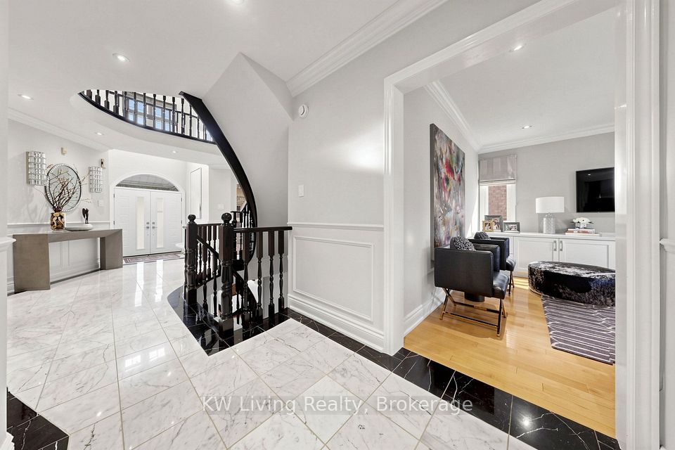 9 Hearthstone Crescent, Richmond Hill, ON L4B 3E3 19