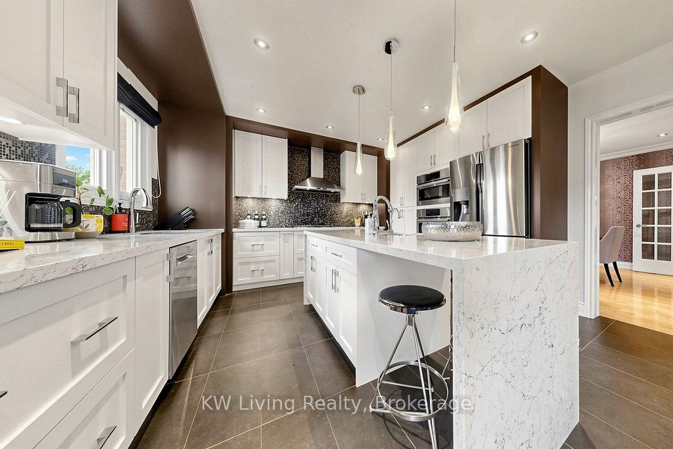 9 Hearthstone Crescent, Richmond Hill, ON L4B 3E3 11